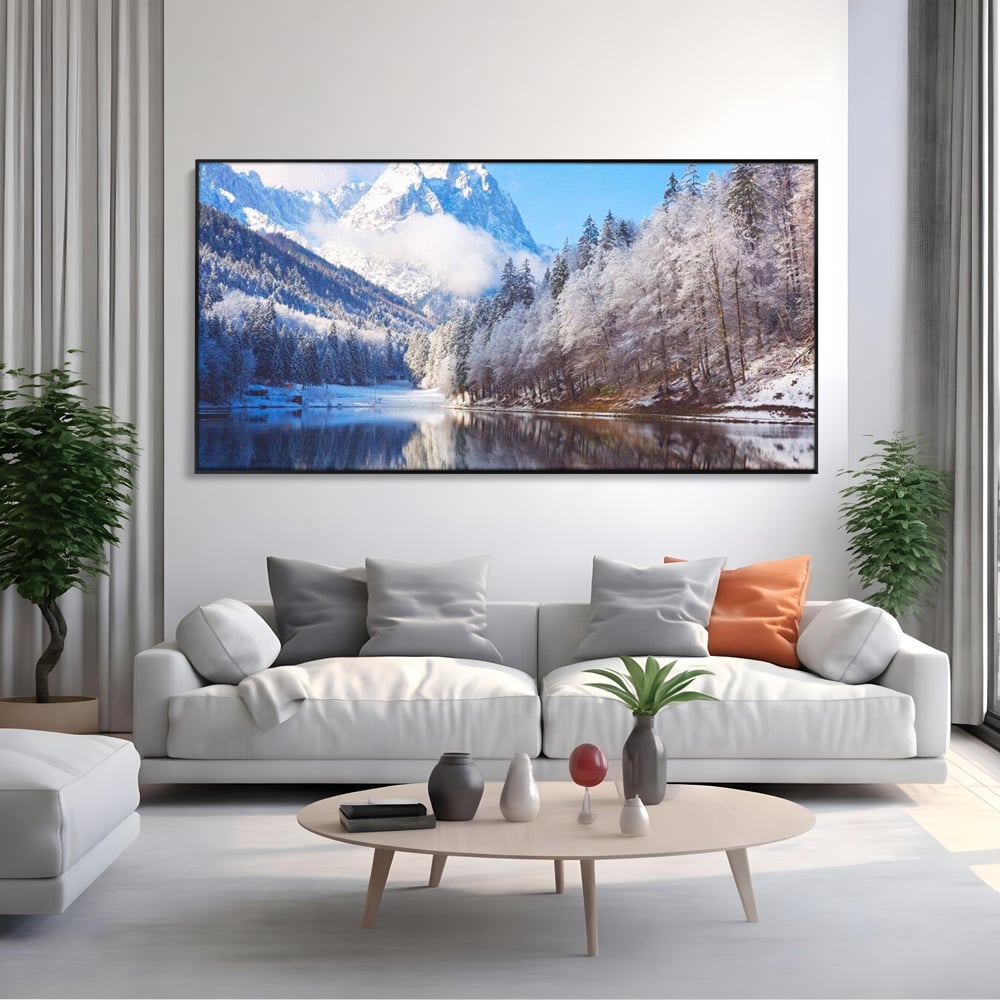 Tablou canvas cu tablou canvas cu peisaj montan iarna, in rama de aluminiu negru, pe perete intr-un living